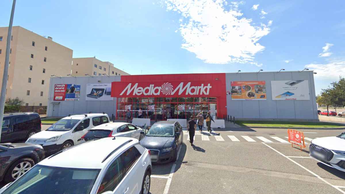 Fachada de la tienda MediaMarkt en Lleida con vacantes de empleo para Black Friday y Navidad