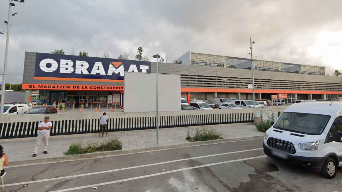 Fachada de OBRAMAT en Hospitalet donde se ofrece empleo fijo con turnos rotativos