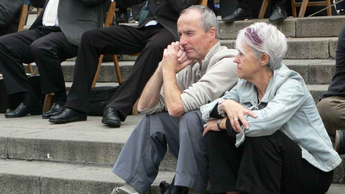 Pareja de jubilados en España preocupados por la calidad de la jubilación