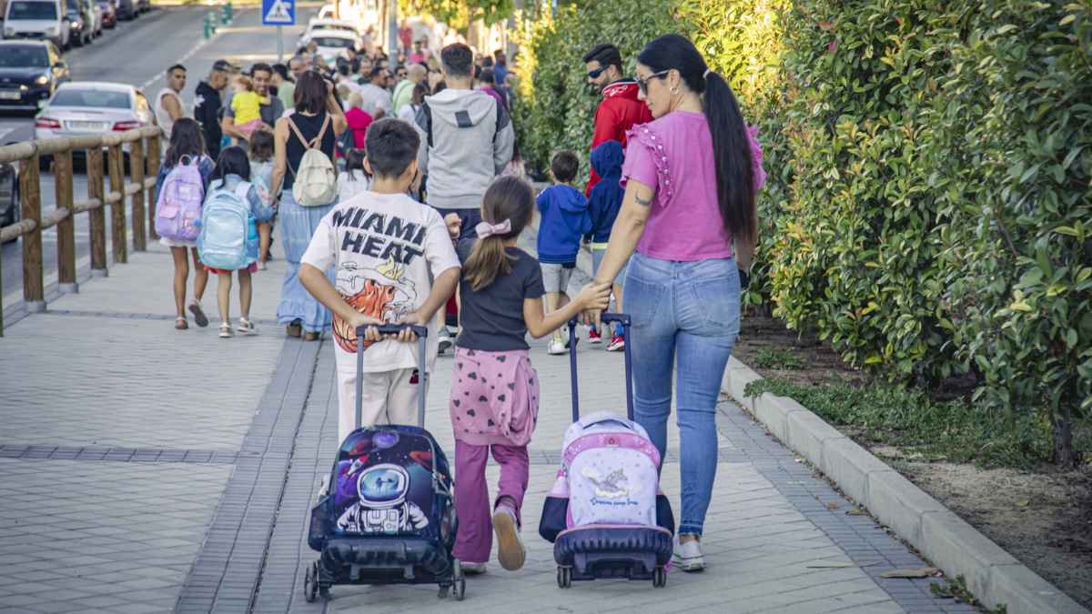 Padres e hijos camino al colegio en la vuelta al cole 2025