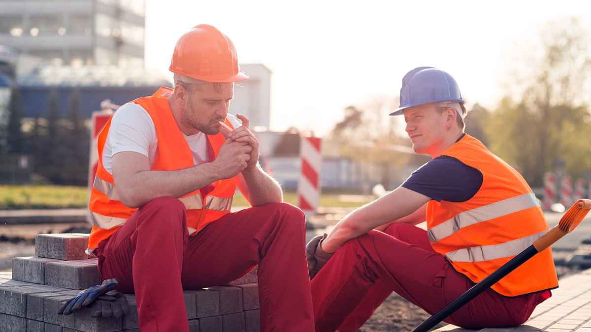 Trabajadores de la construcción descansando durante la jornada laboral según el Estatuto de los Trabajadores