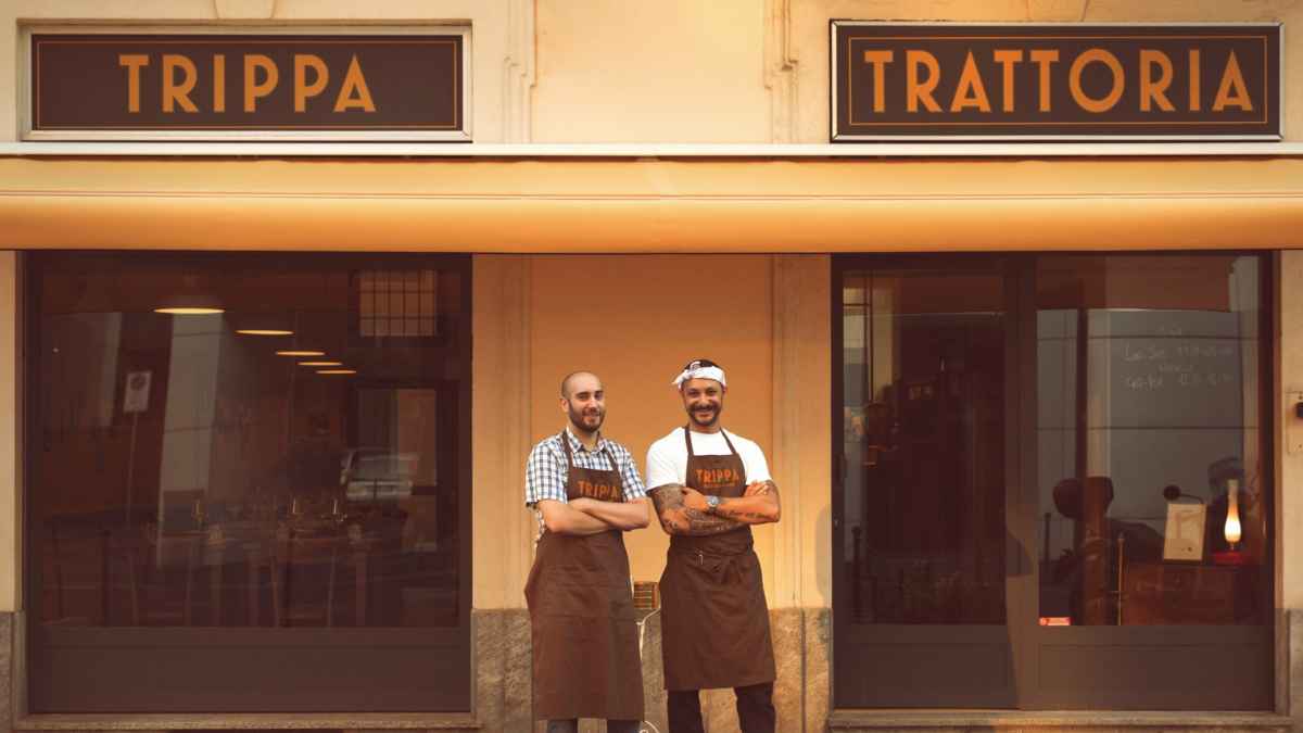 restaurante italiano Trippa en Milán con trabajadores en la entrada