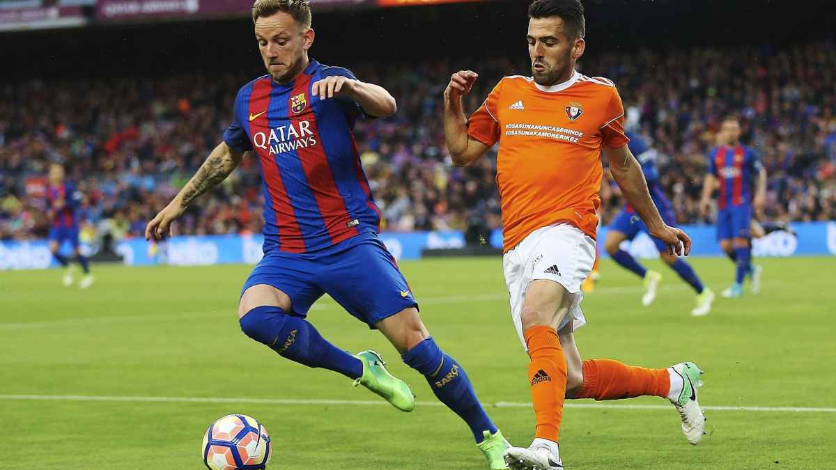 Exjugador de Osasuna durante un partido de fútbol contra el FC Barcelona en LaLiga