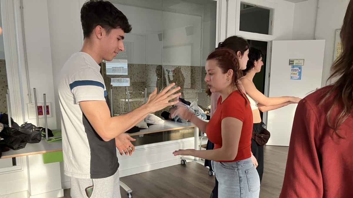 Estudiantes de FP en Mediación Comunicativa practicando actividades en el aula