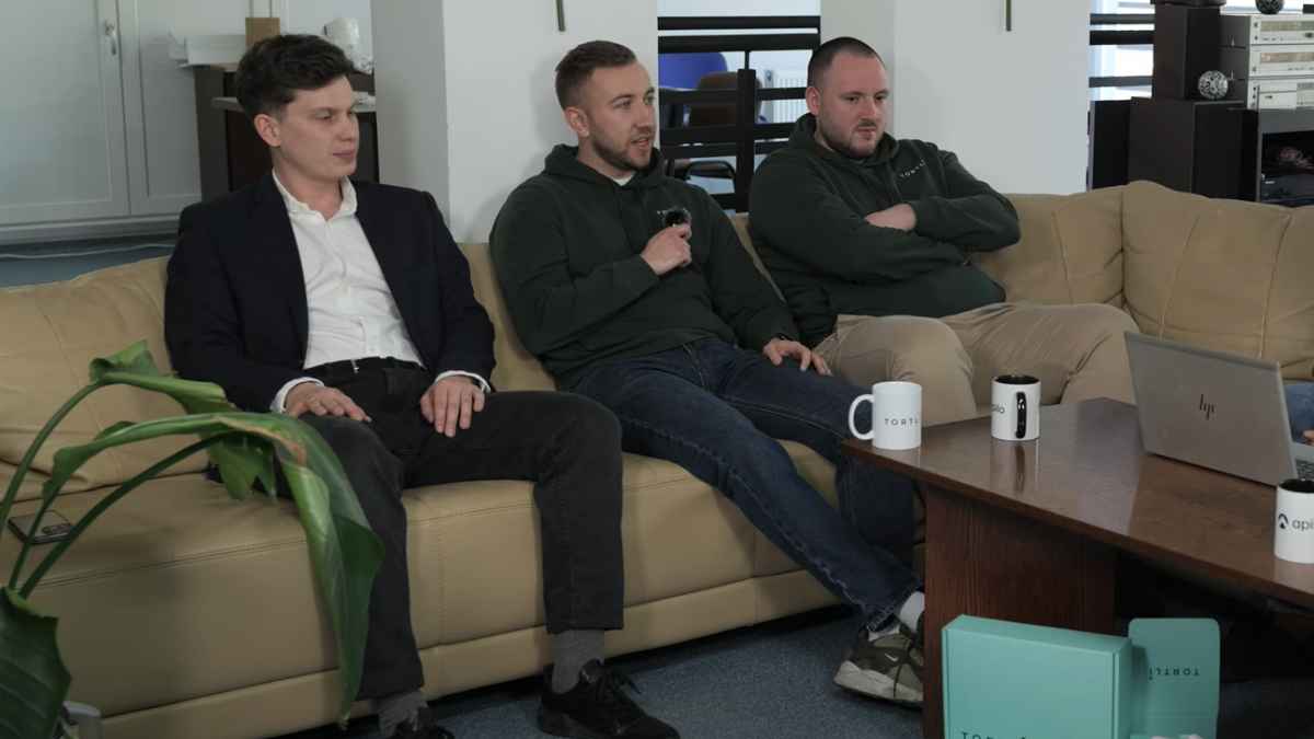 tres jovenes emprendedores polacos fundadores de tortli empresa de tazas personalizadas