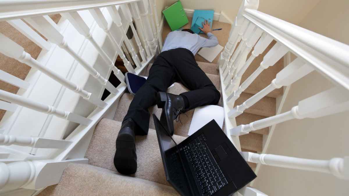 trabajador cae escaleras accidente laboral teletrabajo