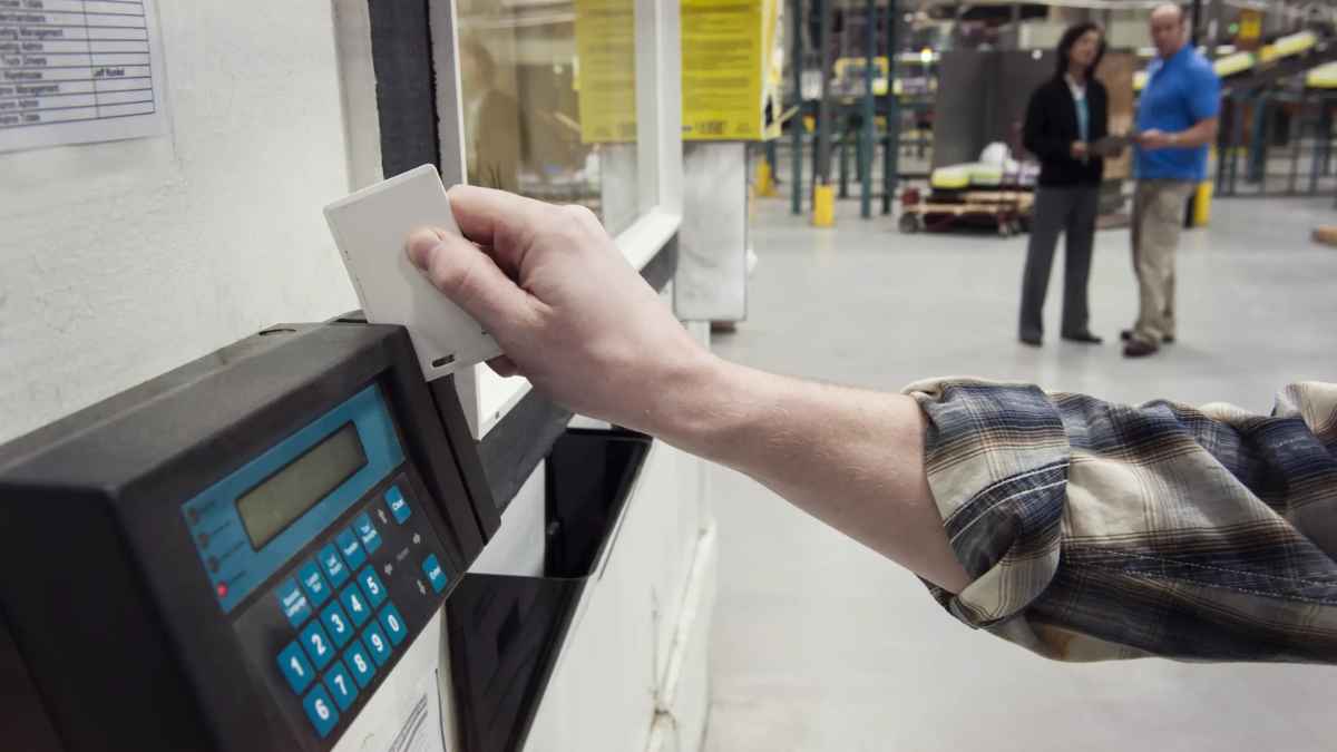 Empleado fichando su jornada laboral en control horario digital