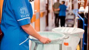 Empleado de Grupo EULEN trabajando en tareas de limpieza dentro de sus nuevas ofertas de trabajo en España