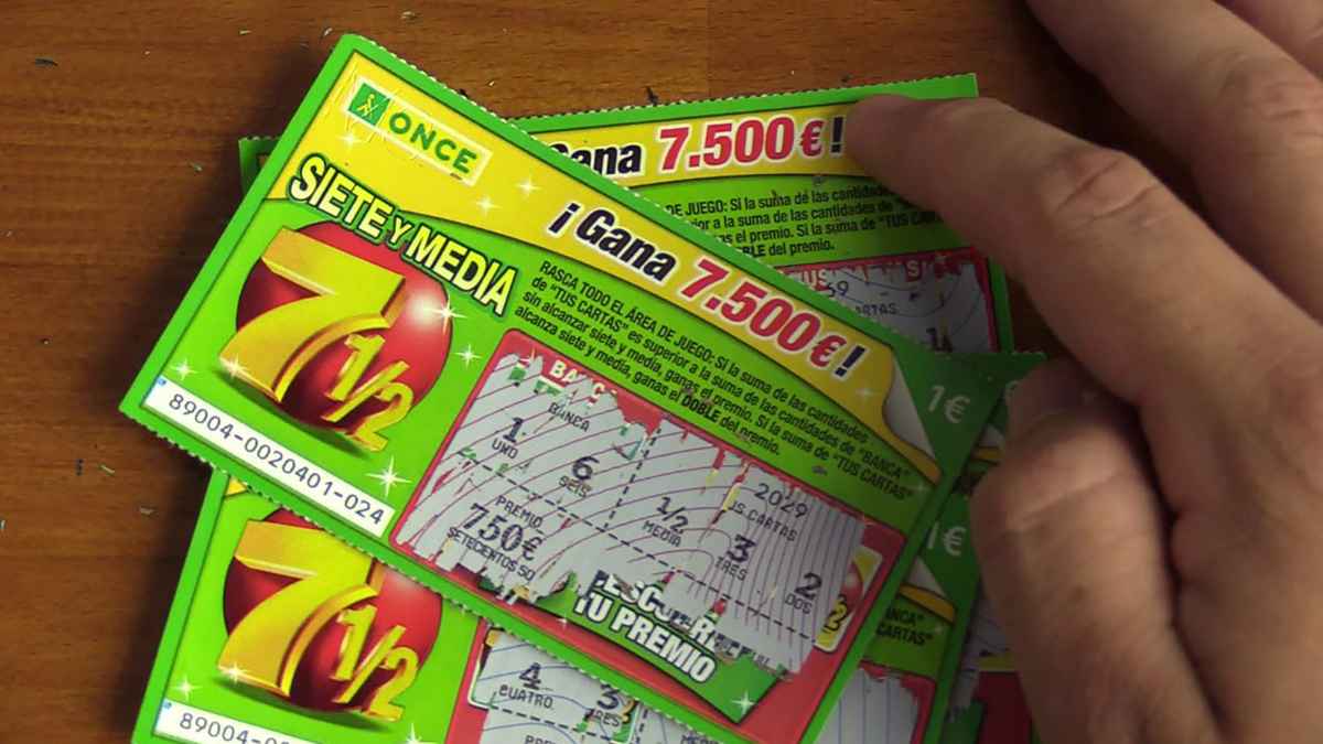 Rasca de la ONCE con premio sujeto a impuestos de Hacienda