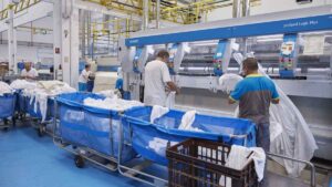 Trabajadores en lavandería industrial de Ilunion con vacantes de empleo