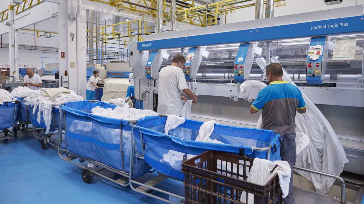 Trabajadores en lavandería industrial de Ilunion con vacantes de empleo