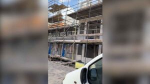 Obra en construcción en Países Bajos con instalaciones para obreros mostradas por trabajador español