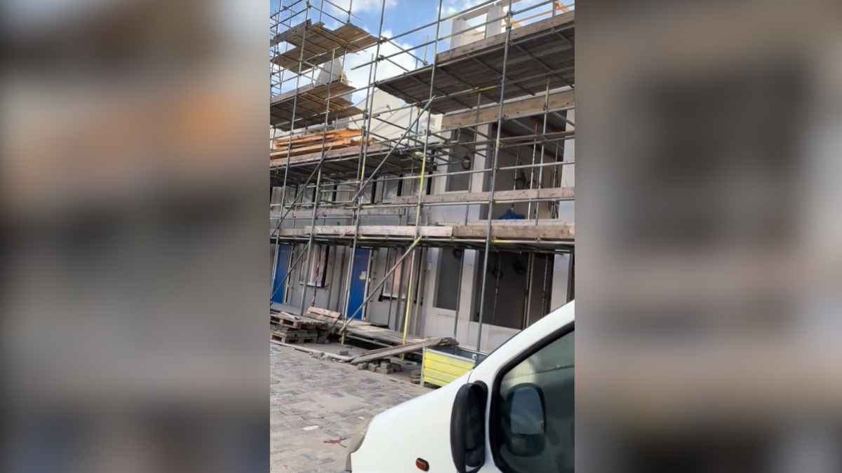 Obra en construcción en Países Bajos con instalaciones para obreros mostradas por trabajador español