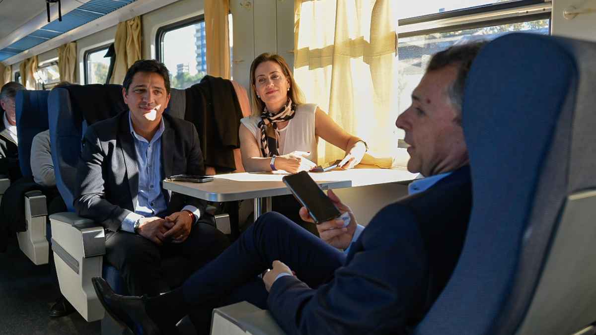 Jefa de RRHH conversa con compañeros en un tren sobre un despido