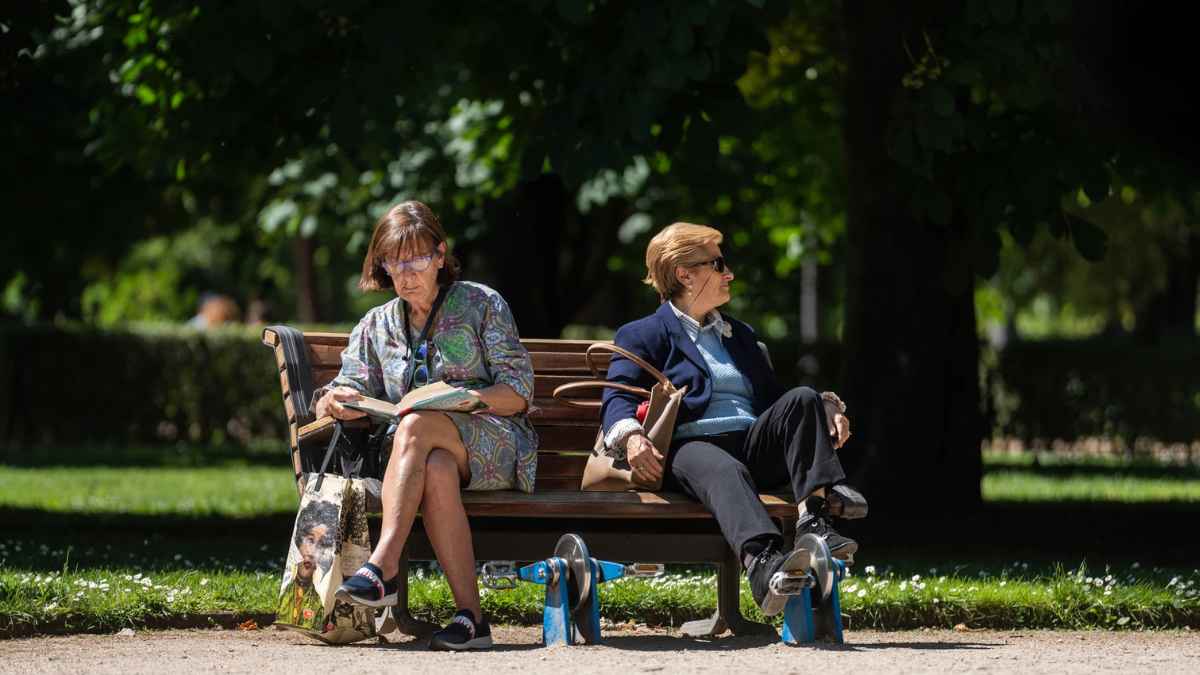 Mujeres mayores en un banco representando la jubilación en España 2026