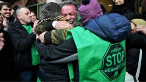 Personas celebran suspensión de desahucio con apoyo de Stop Desahucios en Madrid