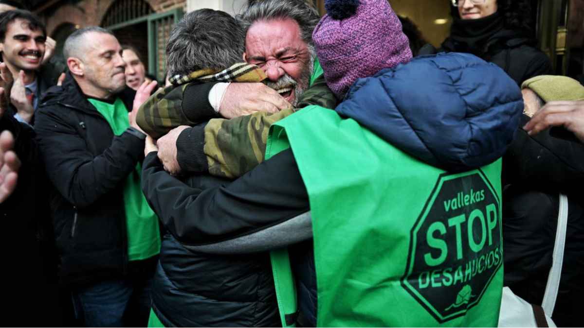 Personas celebran suspensión de desahucio con apoyo de Stop Desahucios en Madrid