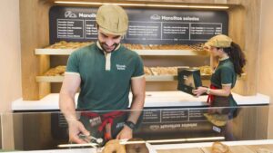 Empleo en Manolo Bakes Granada nuevo obrador en Gran Vía de Colón con personal atendiendo clientes