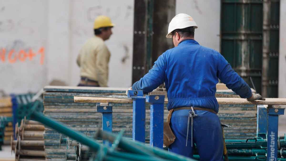 Obrero de 57 años trabajando en la construcción en España