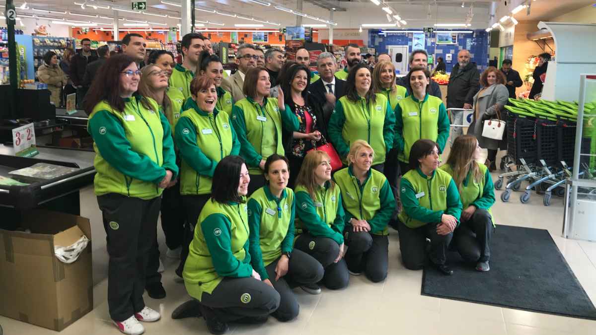 Equipo de trabajadores de Masymas en supermercado