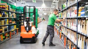 Trabajador de Mercadona en almacén preparando pedidos empleo sin experiencia
