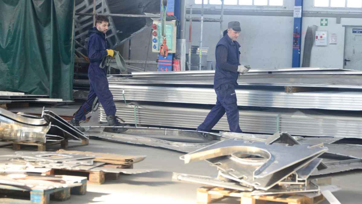 Trabajadores en la industria del metal gallego en busca de personal cualificado
