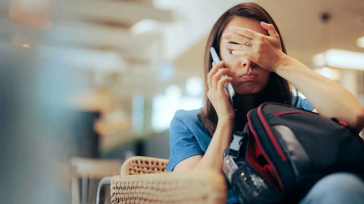 Trabajadora cansada recibiendo llamada fuera de horario laboral