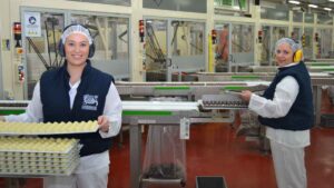 Trabajadoras en fábrica de Nestlé en España con nuevas ofertas de empleo