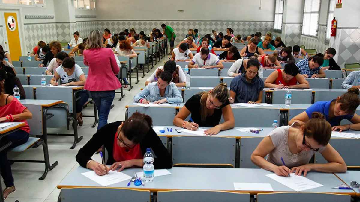 Opositores con solo la ESO haciendo examen para empleo fijo en la Administración
