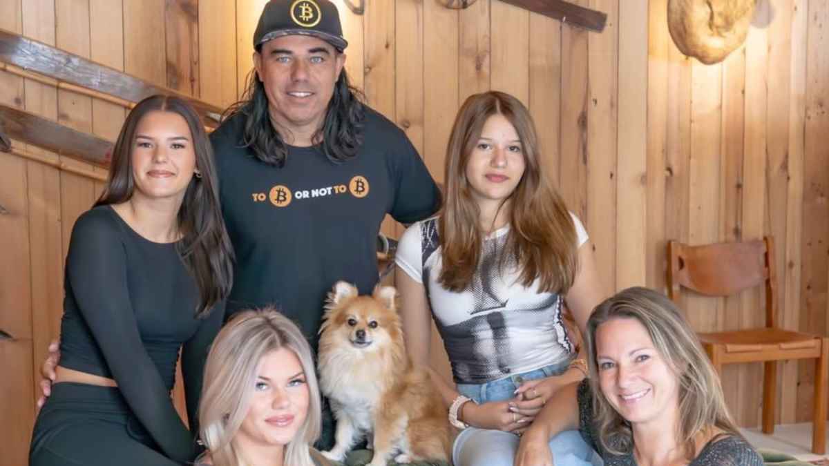 Padre que vendió los juguetes de sus hijas para invertir en Bitcoin junto a su familia