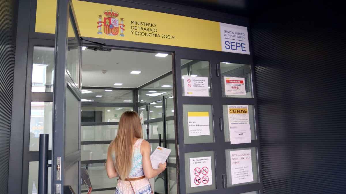 Trabajadora entra en oficina del SEPE para pedir el paro