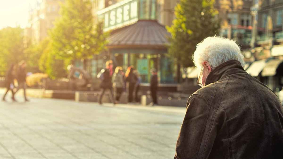 Hombre mayor que cobra una pensión de viudedad y requisitos que pone el Gobierno de España
