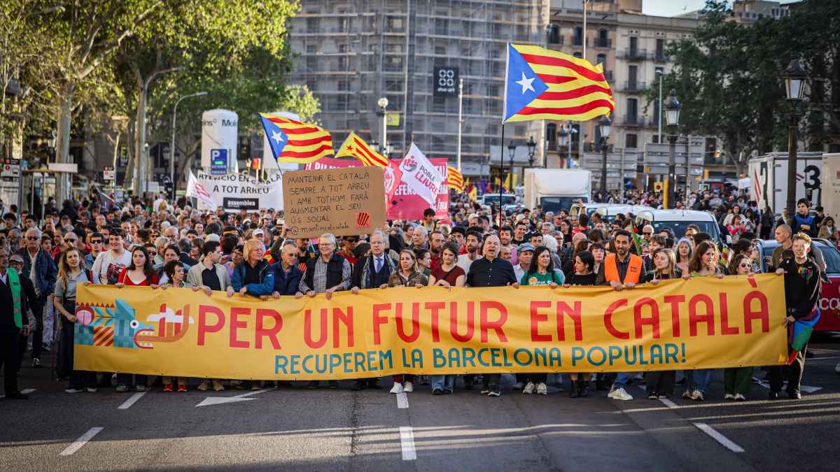 Manifestación en Barcelona con pancarta a favor del catalán y banderas independentistas