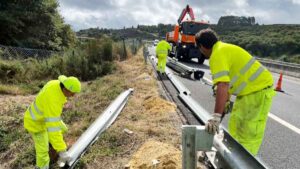 Trabajadores de conservación de carreteras reparando un guardarraíl vacantes empleo