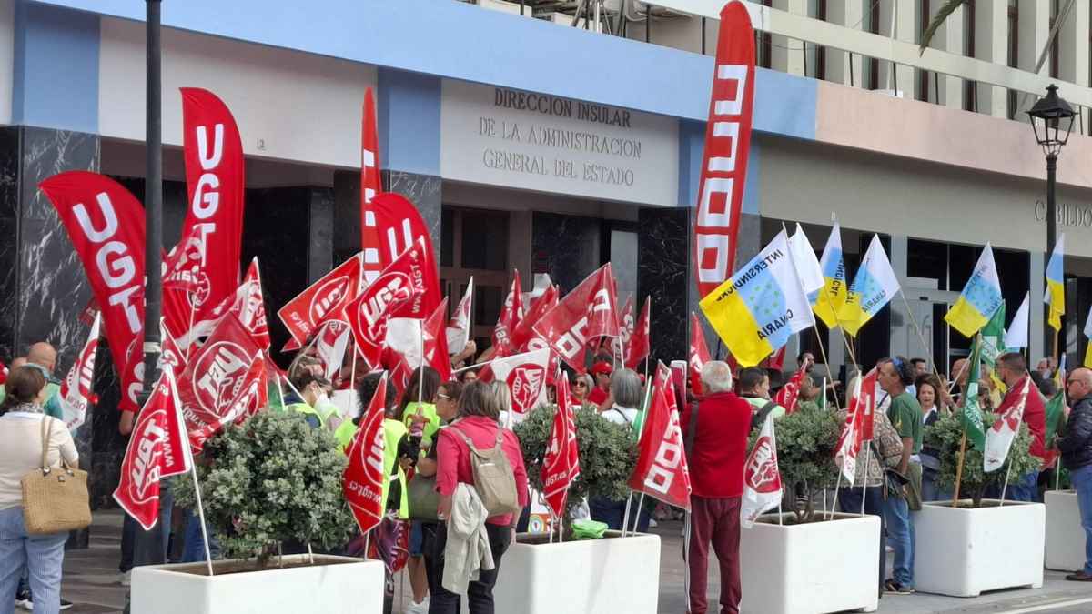 Manifestación de CCOO y UGT en Canarias por la subida salarial del profesorado no universitario