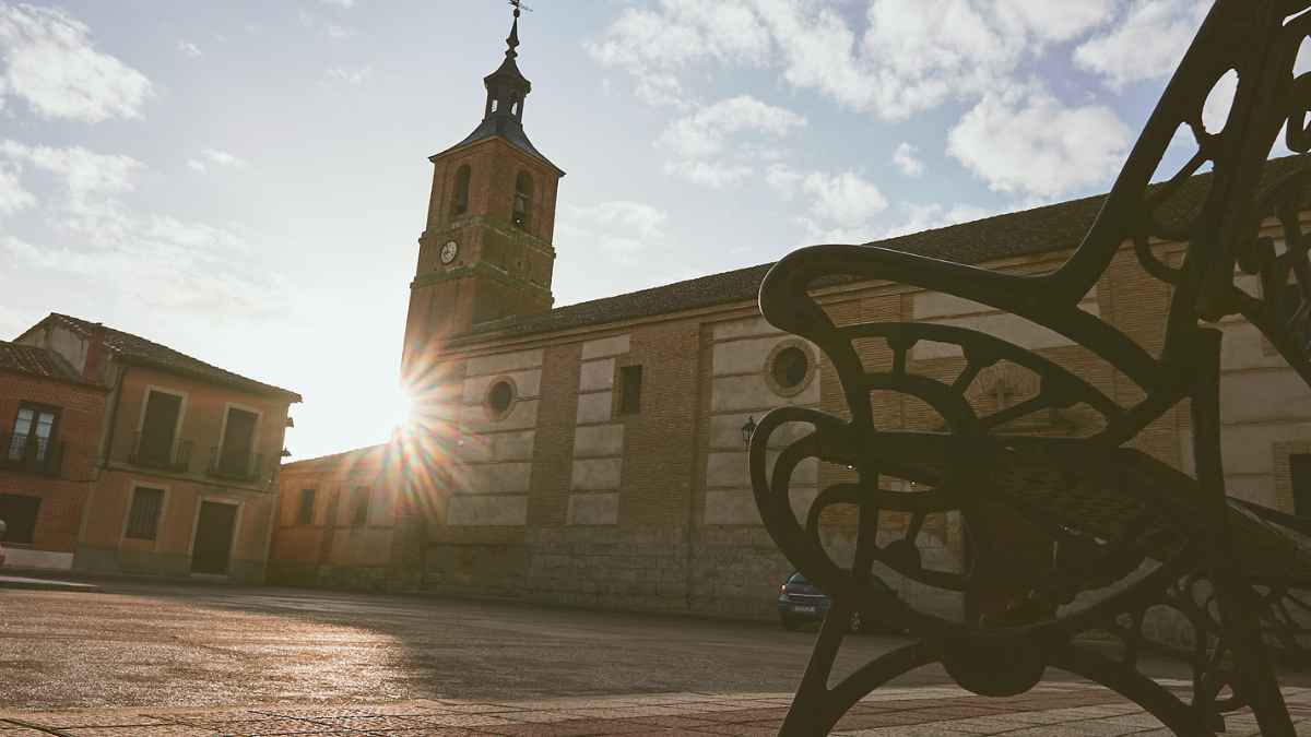 plaza e iglesia en pueblo de palencia contra la despoblacion