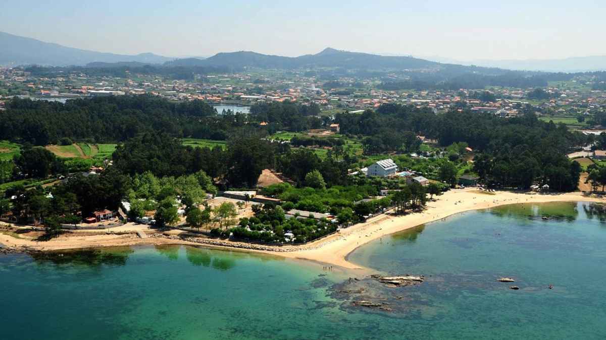 Vista aérea de Vilanova de Arousa, pueblo costero con empleo y alquileres baratos en Galicia