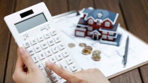 Persona calculando reducción del IBI en vivienda por discapacidad del 33% o superior