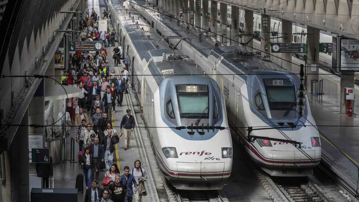 Trenes AVE de Renfe en estación
