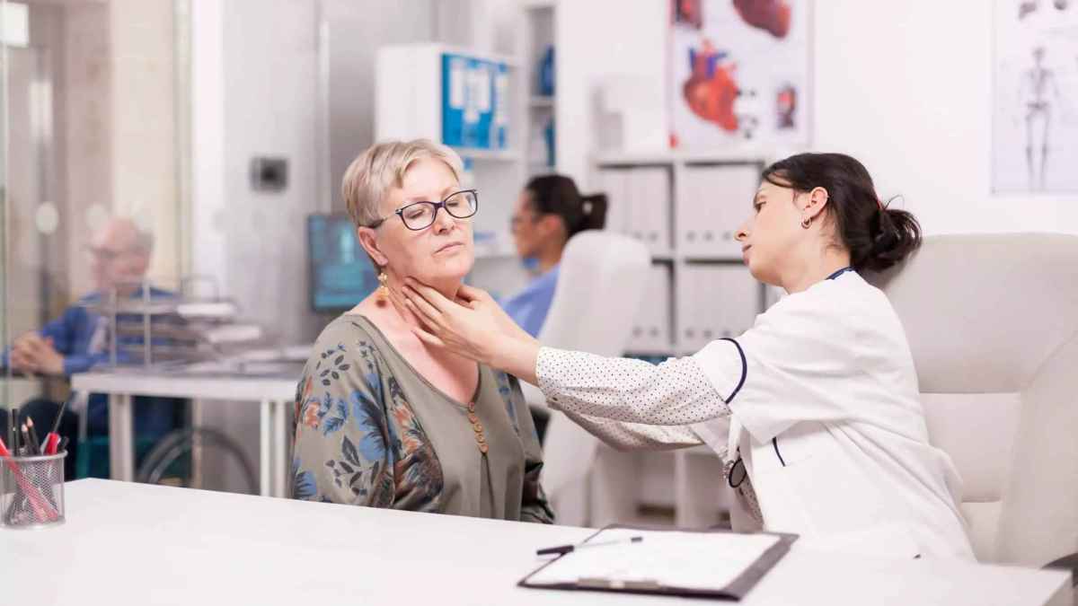 Doctora revisando a paciente en reconocimiento médico por incapacidad permanente