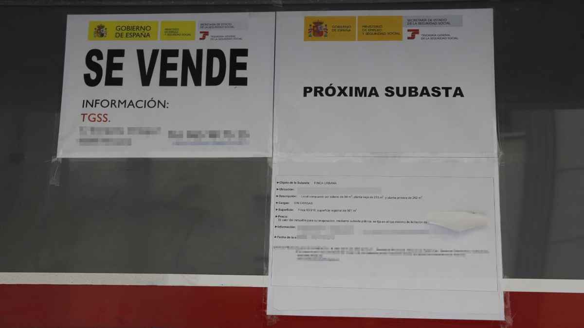 Cartel de subasta de viviendas de la Seguridad Social en España