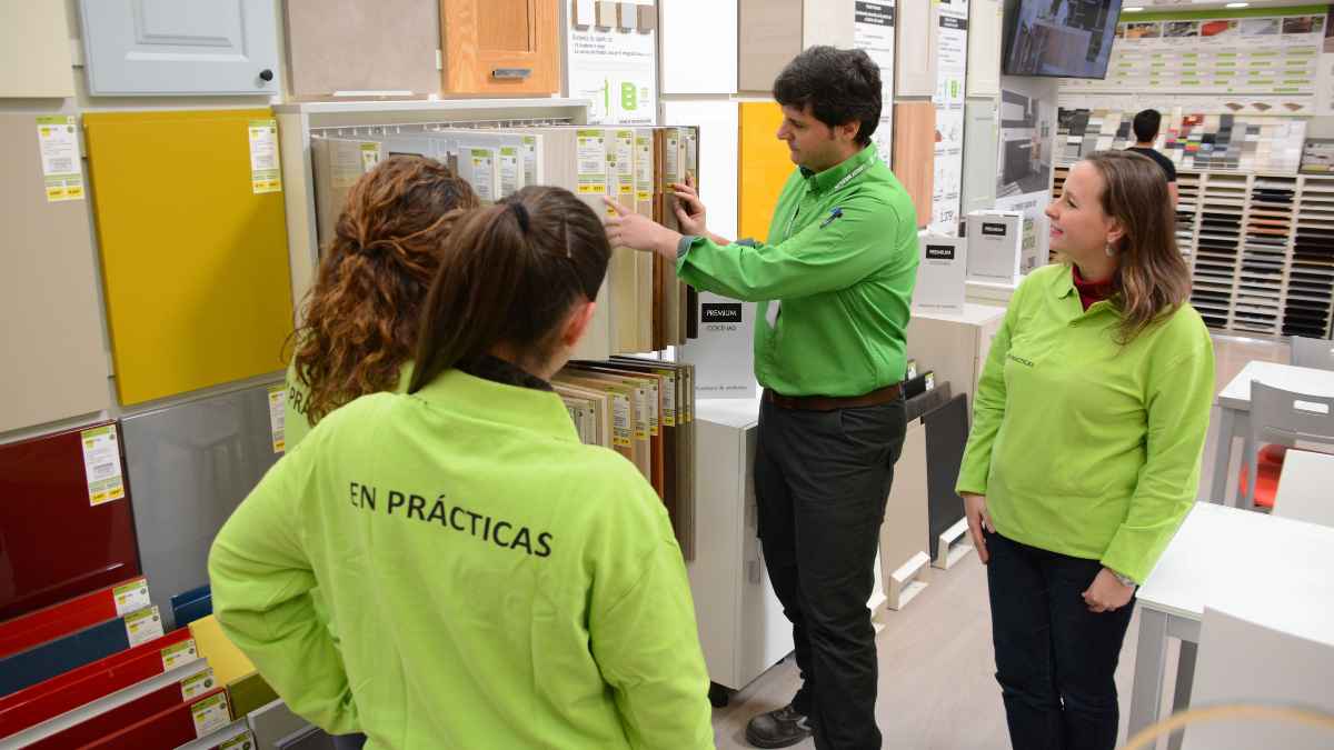 Becarios en prácticas compatibilizando paro según normativa del SEPE