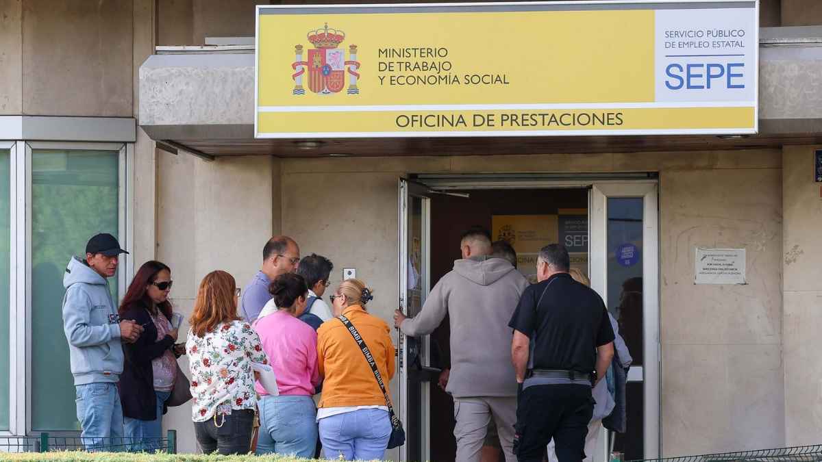 Personas haciendo cola en oficina del SEPE para solicitar prestaciones por desempleo