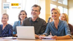 Personas en curso gratuito del SEPE y Fundae con ayudas de hasta 600 euros