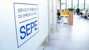 Oficina del SEPE con logo del Servicio Público de Empleo Estatal