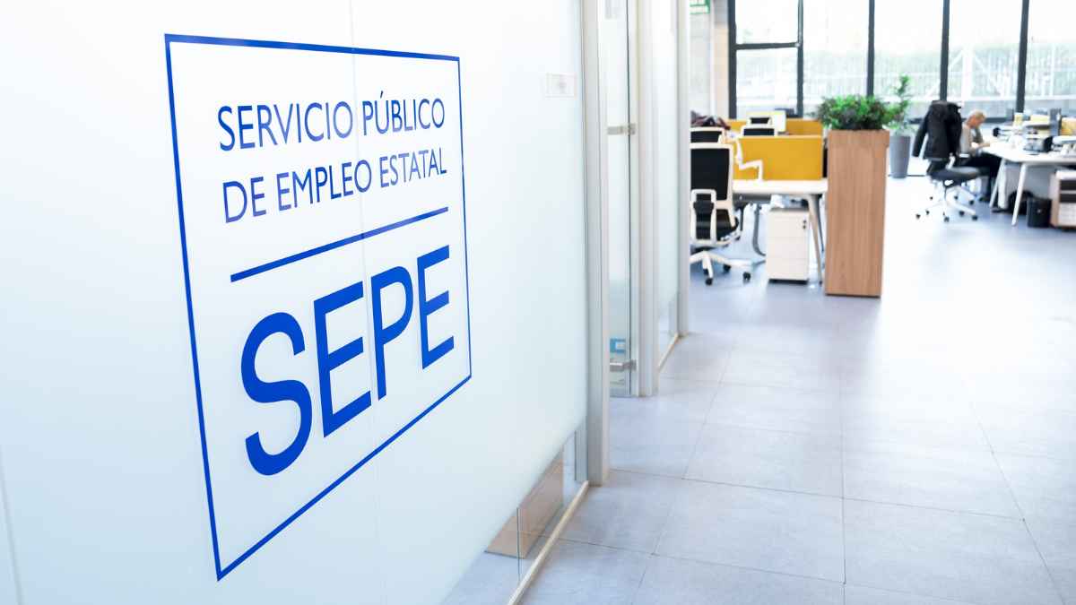 Oficina del SEPE con logo del Servicio Público de Empleo Estatal