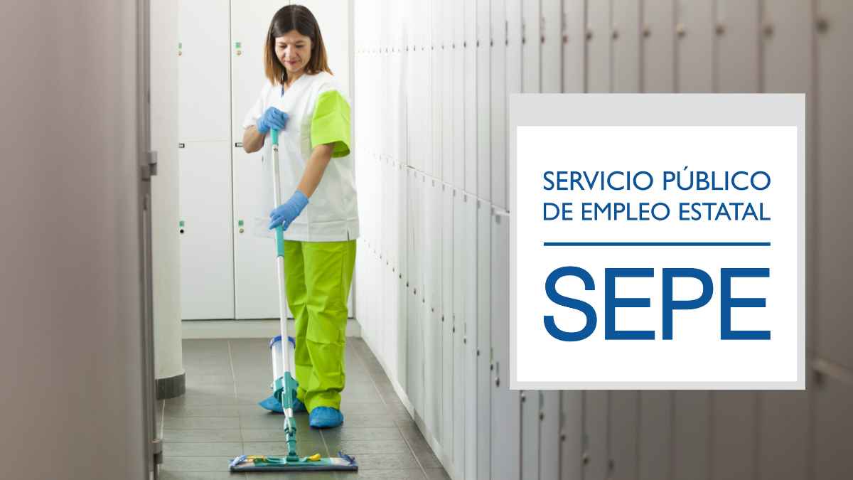 Trabajadora de limpieza en colegio con ofertas de empleo del SEPE