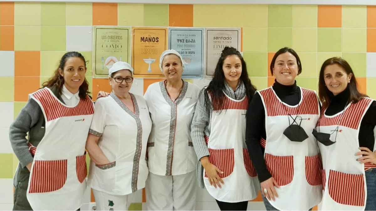 Monitores de comedor escolar contratados a través de ofertas del SEPE en España