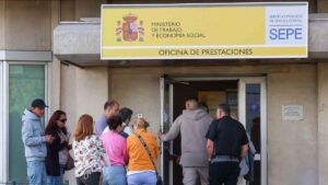 Personas haciendo cola en una oficina del SEPE para solicitar prestaciones por desempleo
