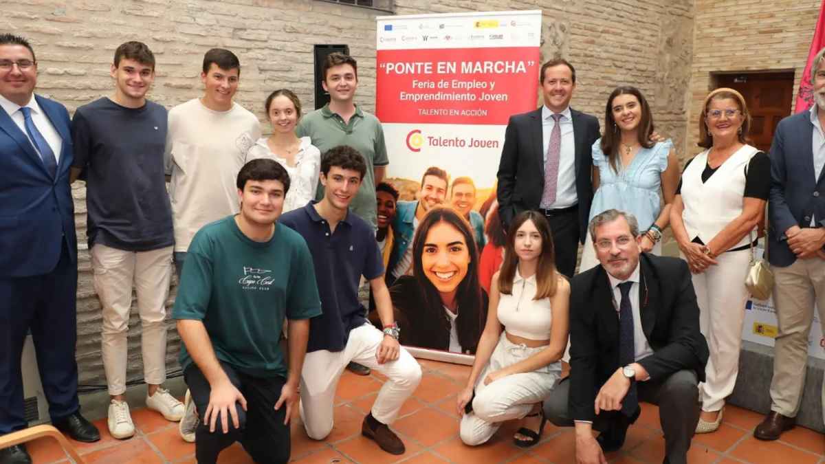 Jóvenes y autoridades en la Feria de Empleo y Emprendimiento Joven de Toledo